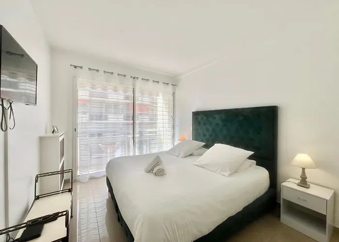 Colony 2 アパート